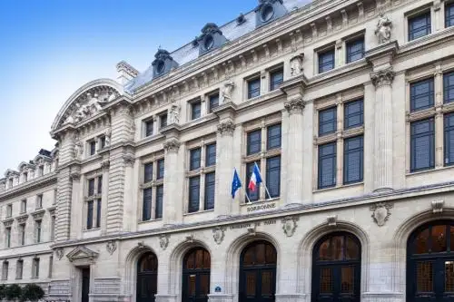 Universidad La Sorbona de París. Internet/Medios