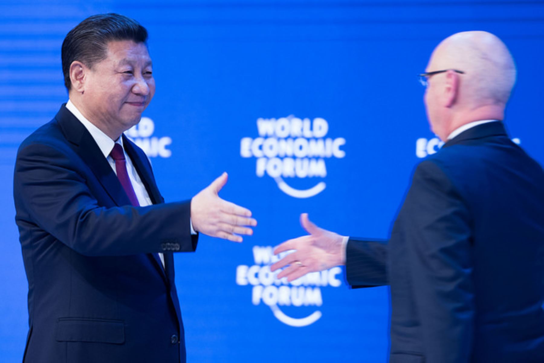 El presidente de China, Xi Jinping, saluda al presidente ejecutivo del Foro Económico Mundial, Klaus Schwab.  Foto: WEF.