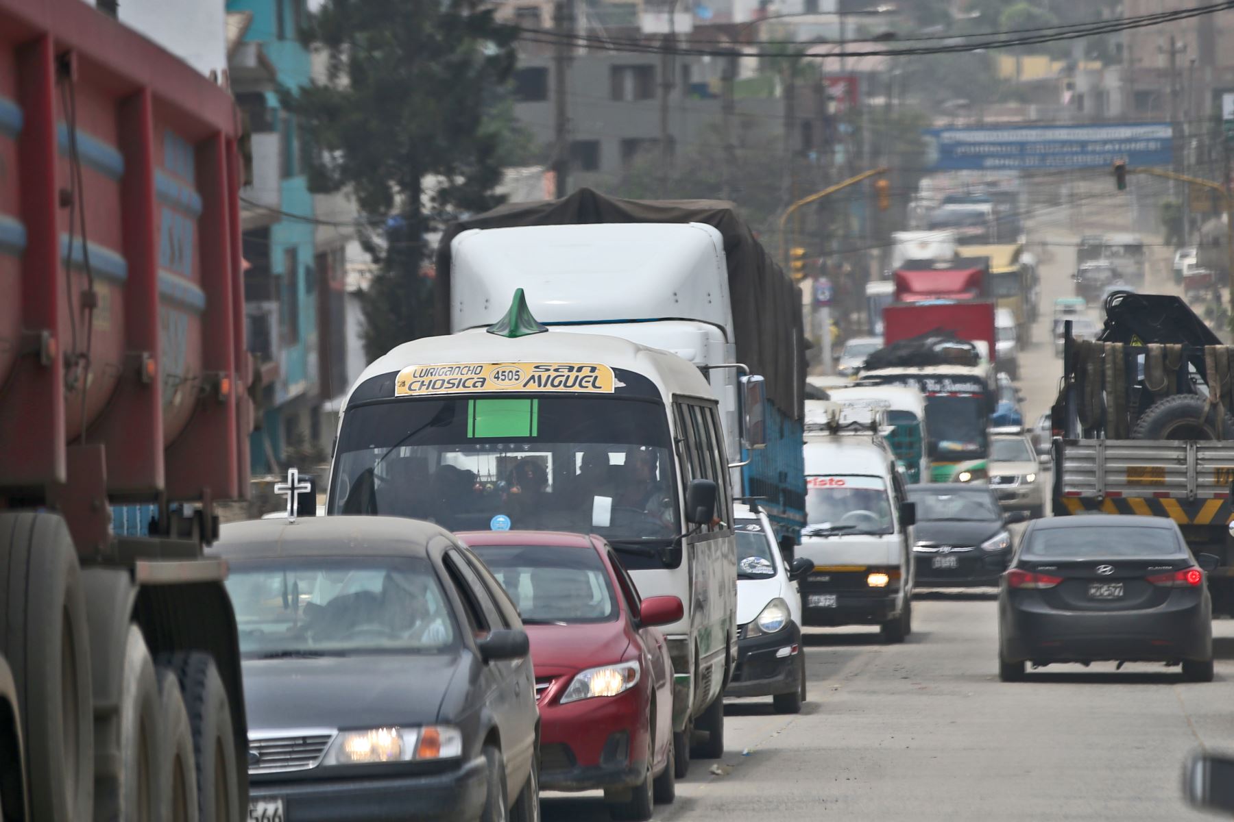 LIMA,PERÚ-ENERO 17.Tráfico en la carretera Central por trabajos de limpieza de escombros.Foto: ANDINA/Oscar Farje Gomero.