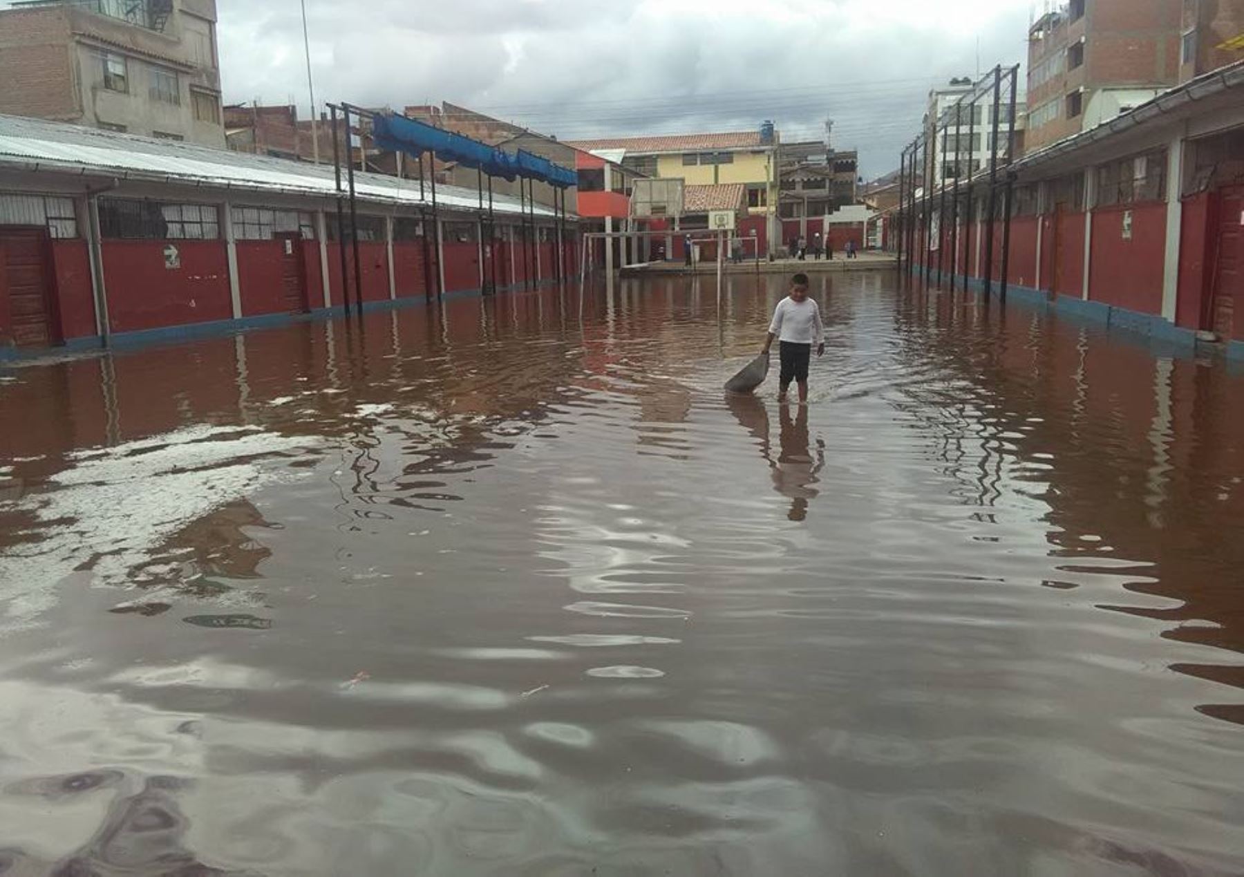 Local escolar y viviendas resultaron inundadas por las lluvias en Puno. ANDINA