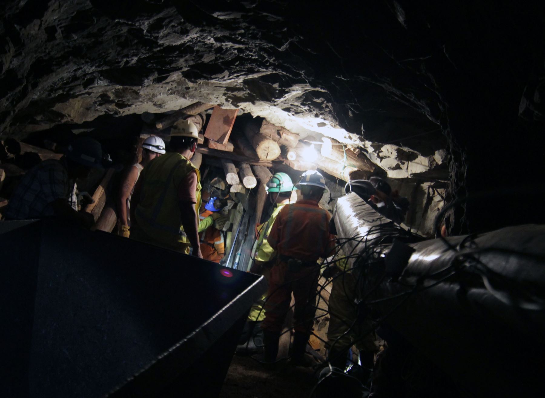 Sus propios compañeros rescataron los cuerpos de los mineros artesanales que murieron en un socavón en Arequipa. ANDINA/archivo