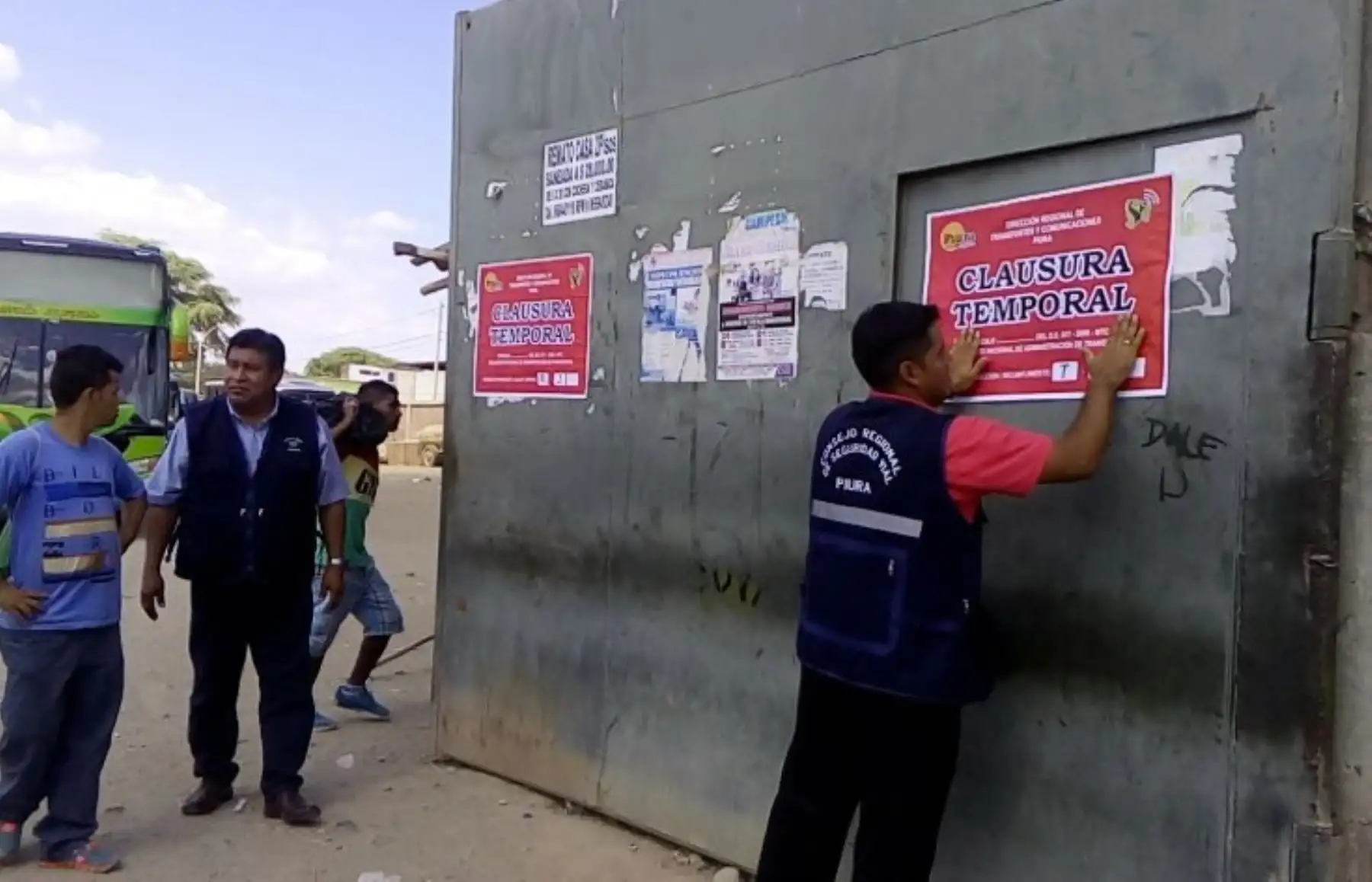 Debido al incumplimiento de las normas sanitarias, las autoridades de Sullana clausuraron hoy de manera temporal las instalaciones de un terminal terrestre interprovincial, ubicado en la urbanización Santa Rosa.