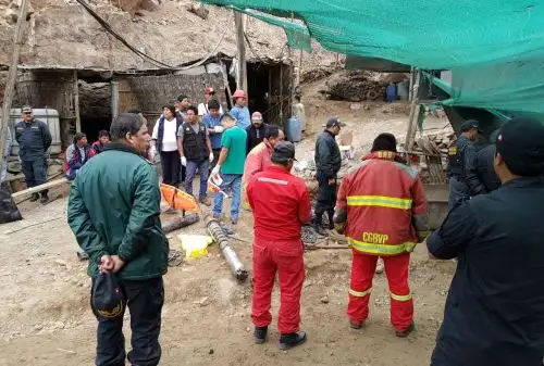 Tres mineros artesanales quedaron atrapados en una mina informal conocida como Lagunillas, ubicada entre las localidades de Yauca y Tanaka, en la provincia de Caravelí, en Arequipa luego que un huaico cayera en la zona tras las intensas lluvias que se presentanpor el lugar. Andina/Archivo
