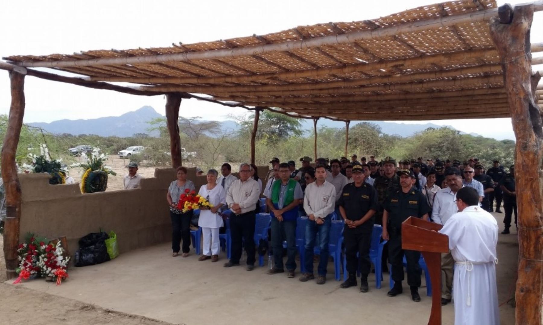 La Región Policial de Lambayeque, en coordinación con el Servicio Nacional de Áreas Naturales Protegidas (Sernanp) rindió un homenaje a Carlos Alberto Peralta Padilla y Fernando Hidalgo Ibarra, custodios del orden que fueron asesinados hace ocho años durante el desalojo de invasores del Santuario Histórico Bosque de Pómac.