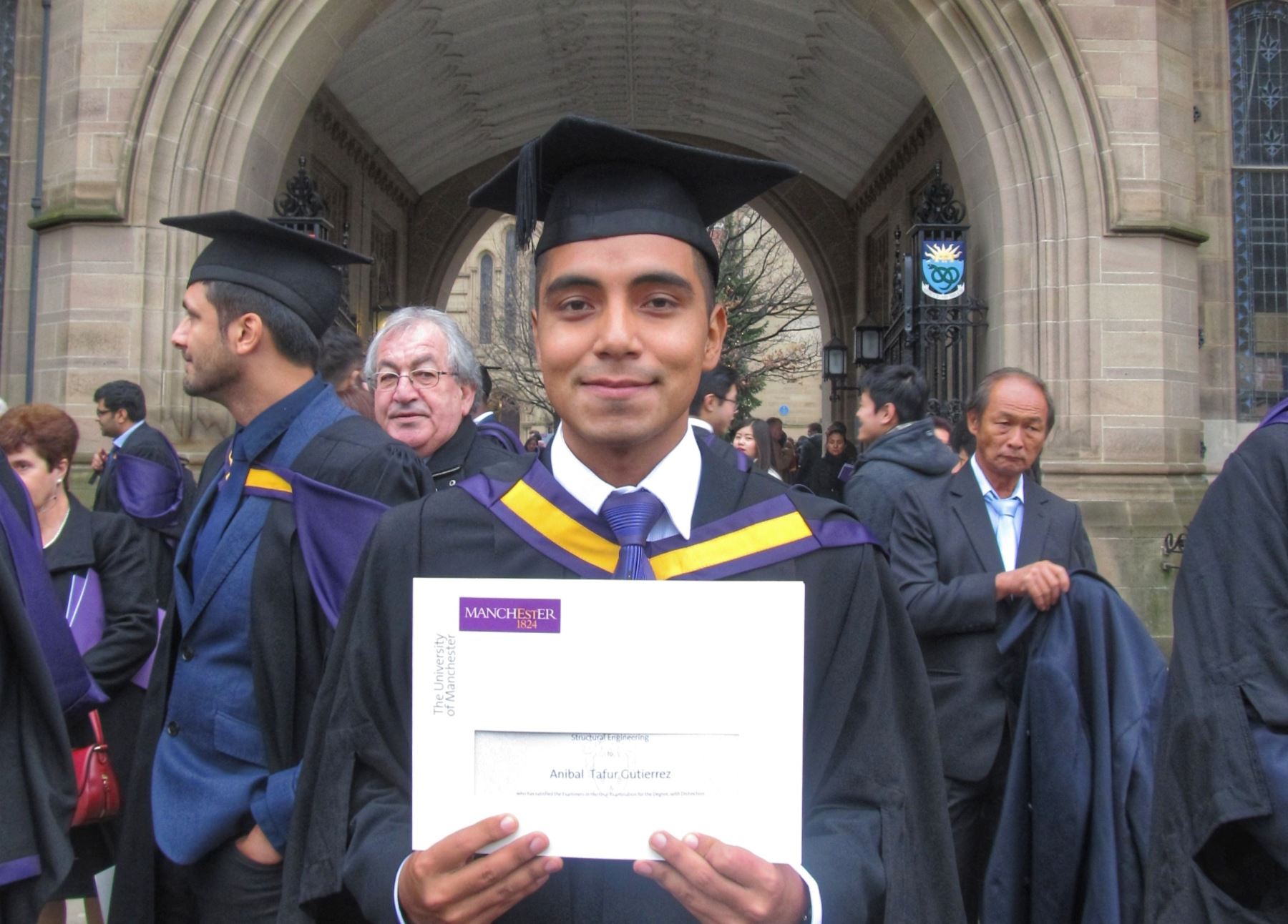 El joven peruano Aníbal Tafur Gutiérrez ocupó el primer puesto en la Maestría en Ingeniería Estructural en la Universidad de Manchester.