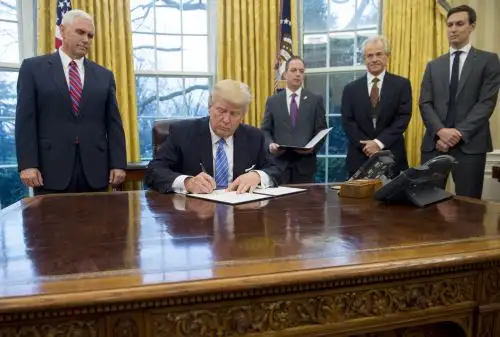 El presidente de Estados Unidos, Donald Trump, firmó la orden ejecutiva para sacar a Estados Unidos del Acuerdo Transpacífico de Cooperación Económica (TPP). Foto: AFP