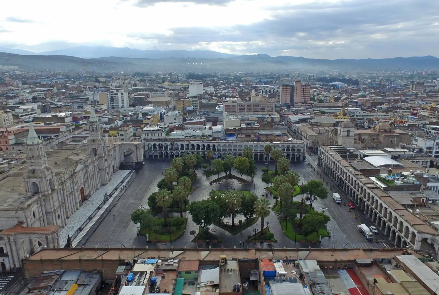 Plaza de Armas de Arequipa, Ciudad sede del tercer gabinete Peru Colombia. Foto: Daniel Bracamonte