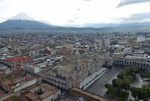 Plaza de Armas de Arequipa y el emblemático volcán Misti.