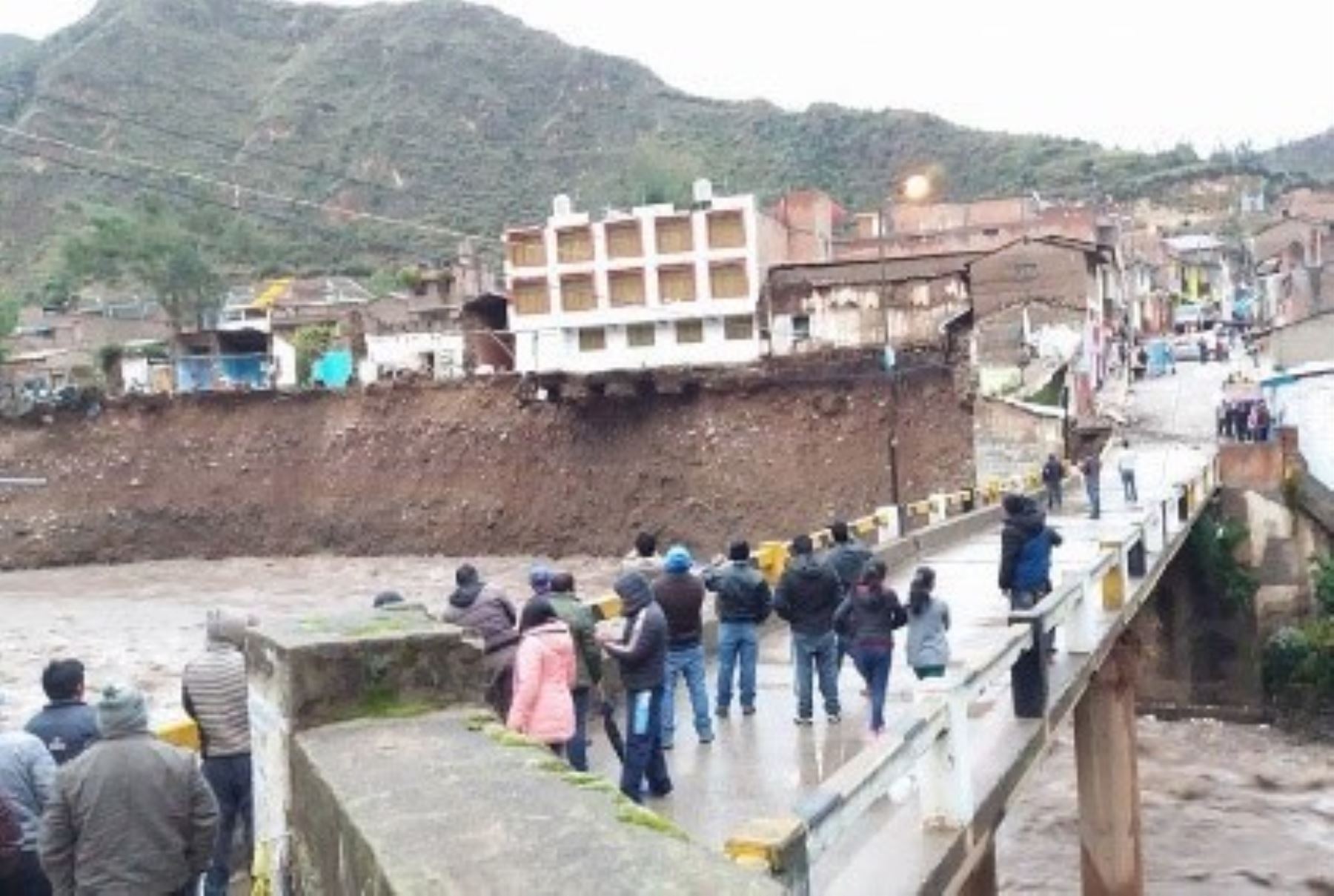 Hotel que se desplomó en Huancavelica estaba clausurado por la crecida del río Sicra.