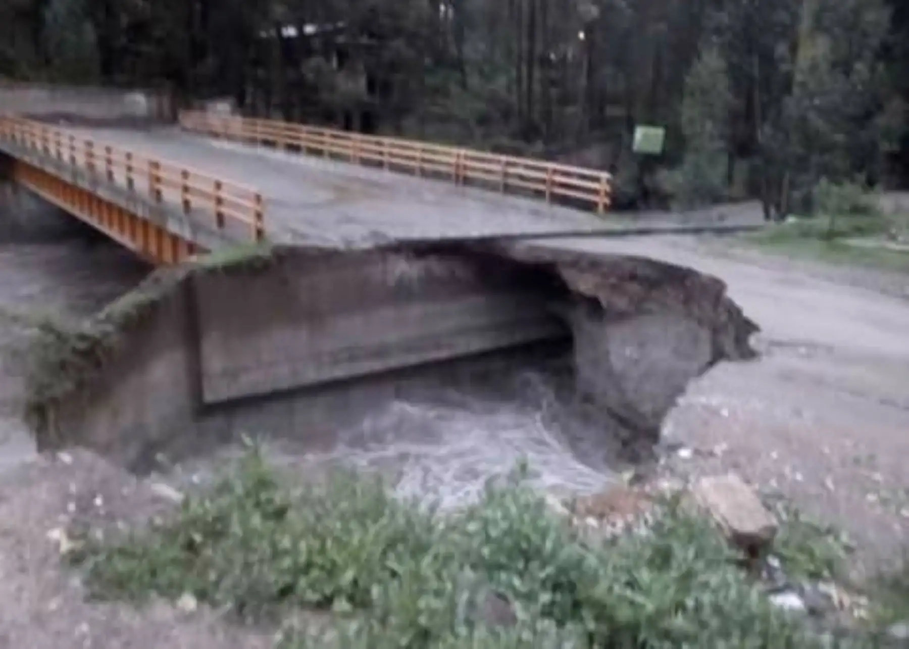 Desborde de río Sicra daña alrededor de 50 viviendas es distrito de Lircay, en Huancavelica.