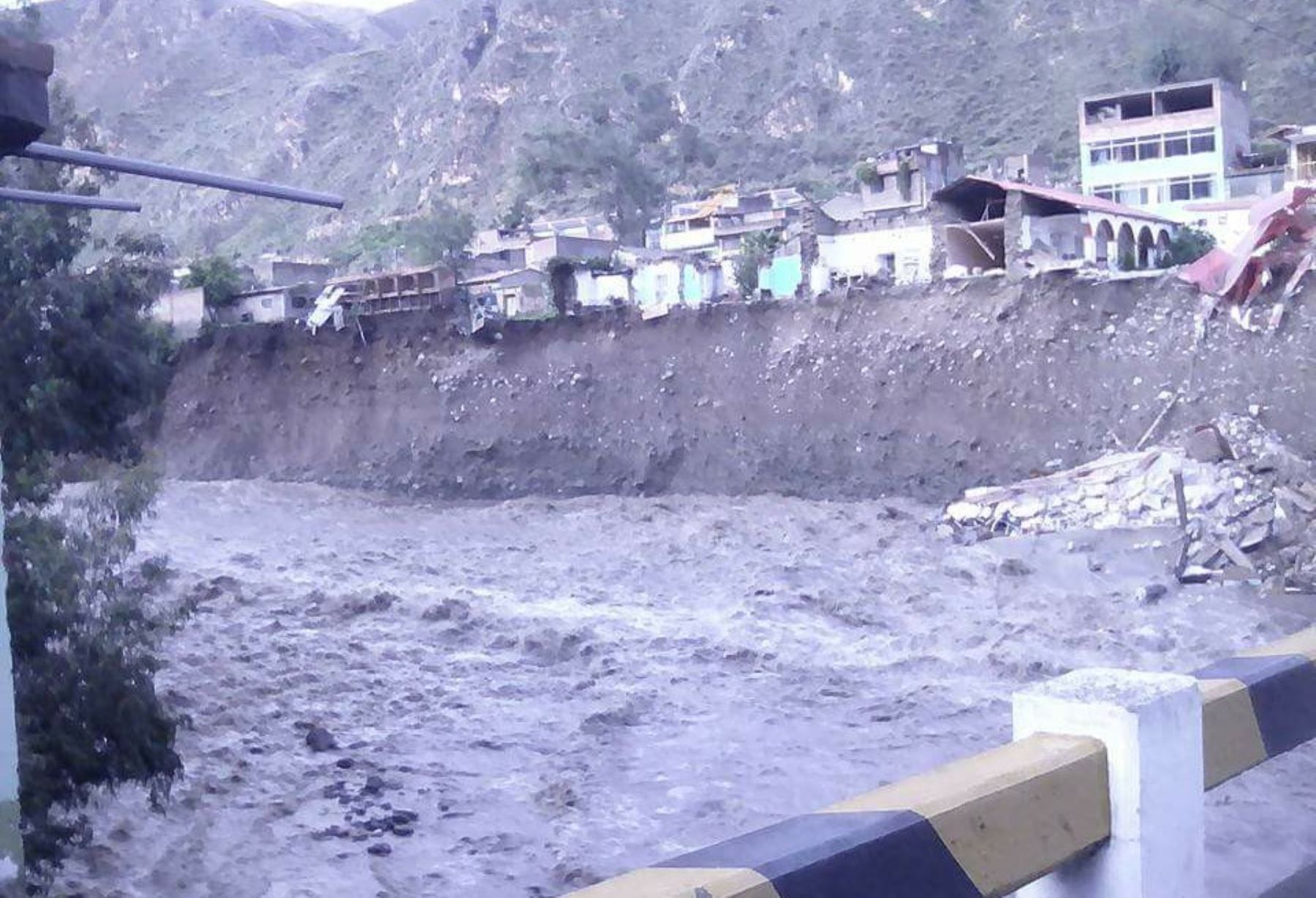 Desborde de río Sicra daña alrededor de 50 viviendas es distrito de Lircay, en Huancavelica.