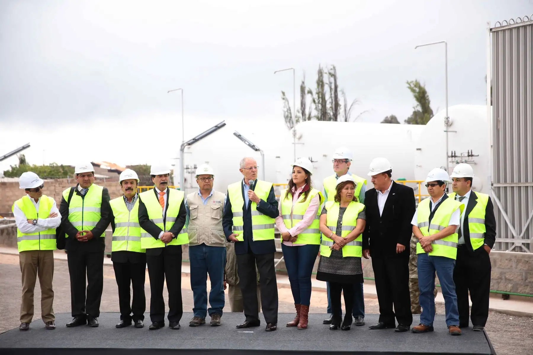AREQUIPA, PERÚ - ENERO 26. Jefe de estado Pedro Pablo Kuczynski supervisa obras en la planta de gas natural de la empresa Fenosa, que viene efectuando los trabajos para la masificación del gas natural en las regiones del sur del país.