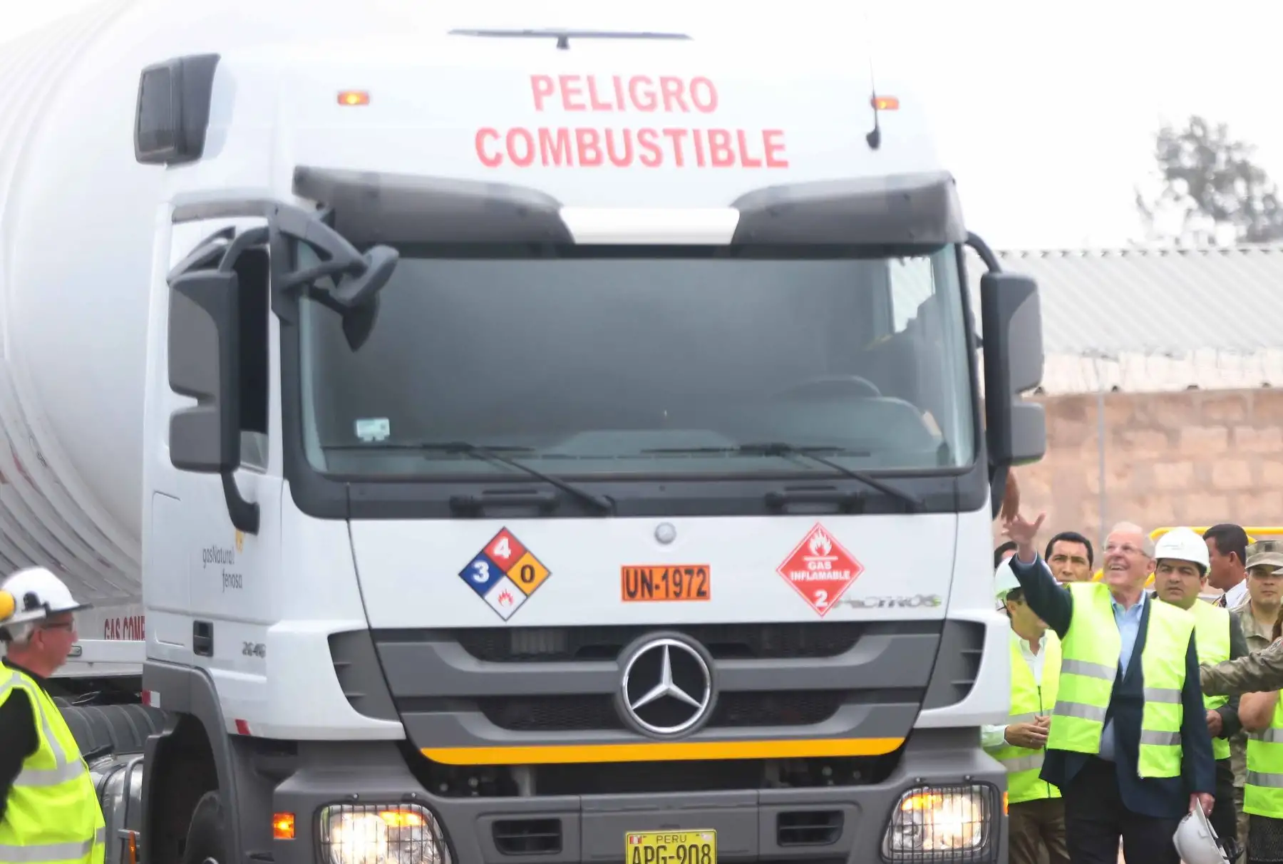 AREQUIPA, PERÚ - ENERO 26. Jefe de estado Pedro Pablo Kuczynski supervisa obras en la planta de gas natural de la empresa Fenosa, que viene efectuando los trabajos para la masificación del gas natural en las regiones del sur del país.

Foto: ANDINA/Carlos Lezama