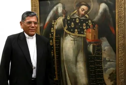 Arzobispo de Cusco Richard Alarcón junto a lienzo de Santo Tomás de Aquino