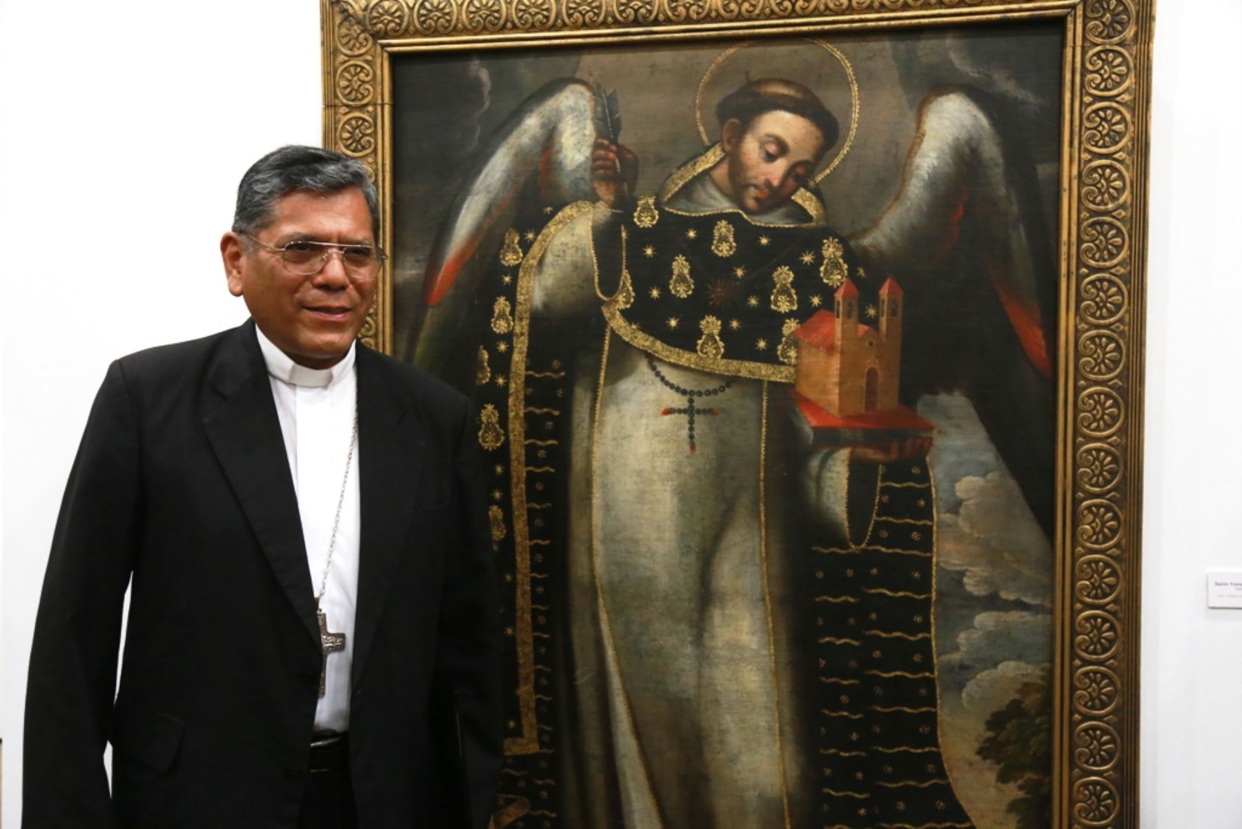 Monseñor Richard Alarcón, Arzobispo del Cusco, junto al lienzo de Santo Tomás de Aquino, uno de los dos óleos entregados por el ministerio de Cultura. ANDINA/Difusión