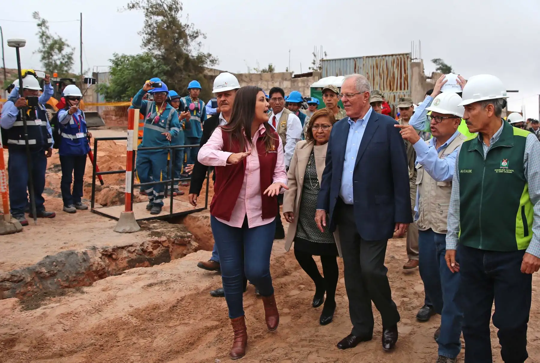 jefe del Estado verifica las instalaciones de la red de conexiones domiciliarias de gas natural, que beneficiará a los pobladores del distrito de Cerro Colorado.Foto: ANDINA/Carlos Lezama