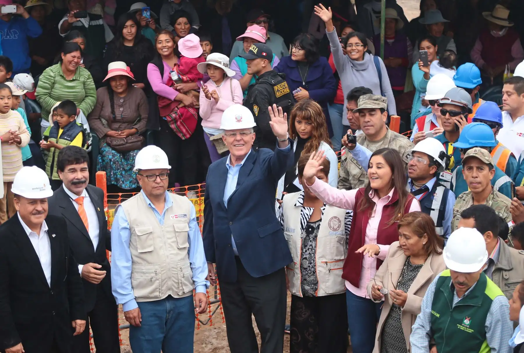 jefe del Estado verifica las instalaciones de la red de conexiones domiciliarias de gas natural, que beneficiará a los pobladores del distrito de Cerro Colorado.Foto: ANDINA/Carlos Lezama