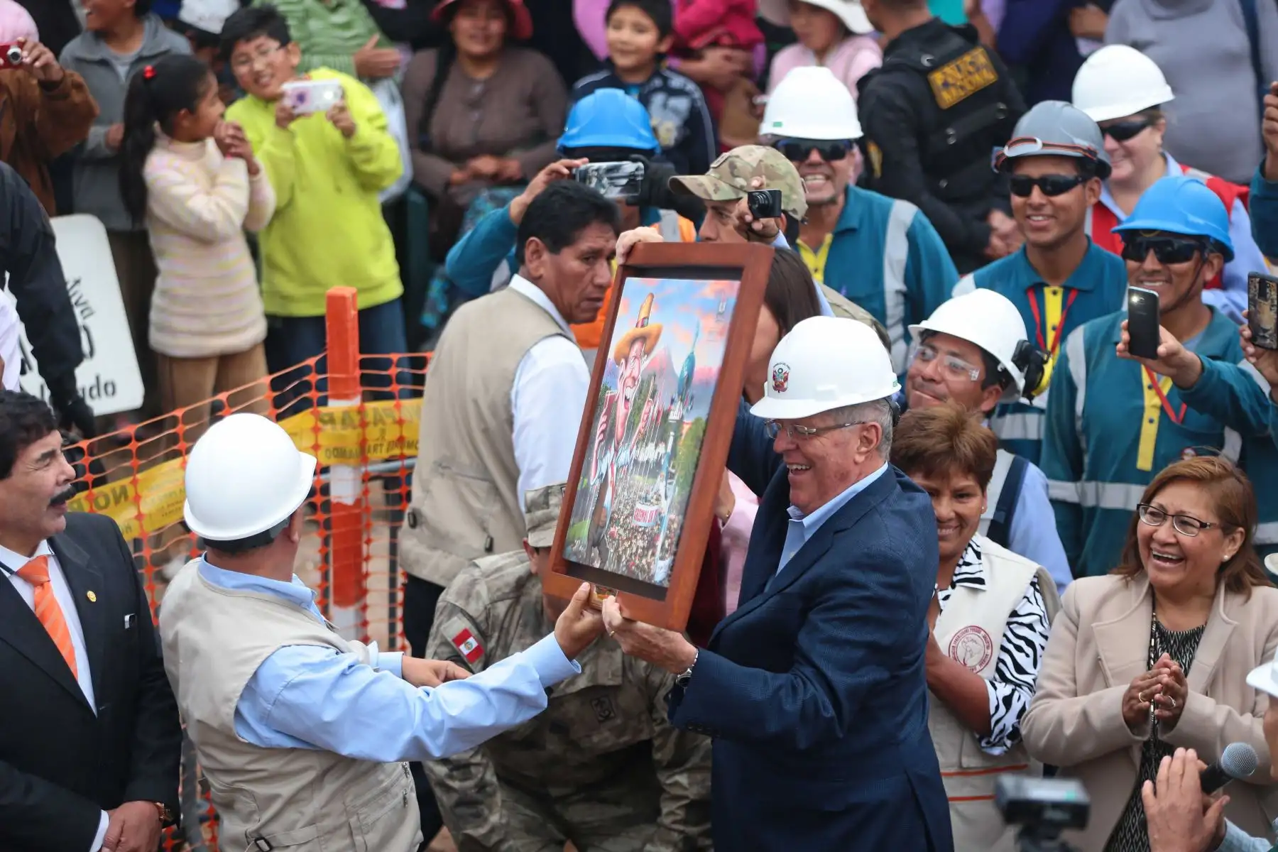 jefe del Estado verifica las instalaciones de la red de conexiones domiciliarias de gas natural, que beneficiará a los pobladores del distrito de Cerro Colorado.Foto: ANDINA/Carlos Lezama