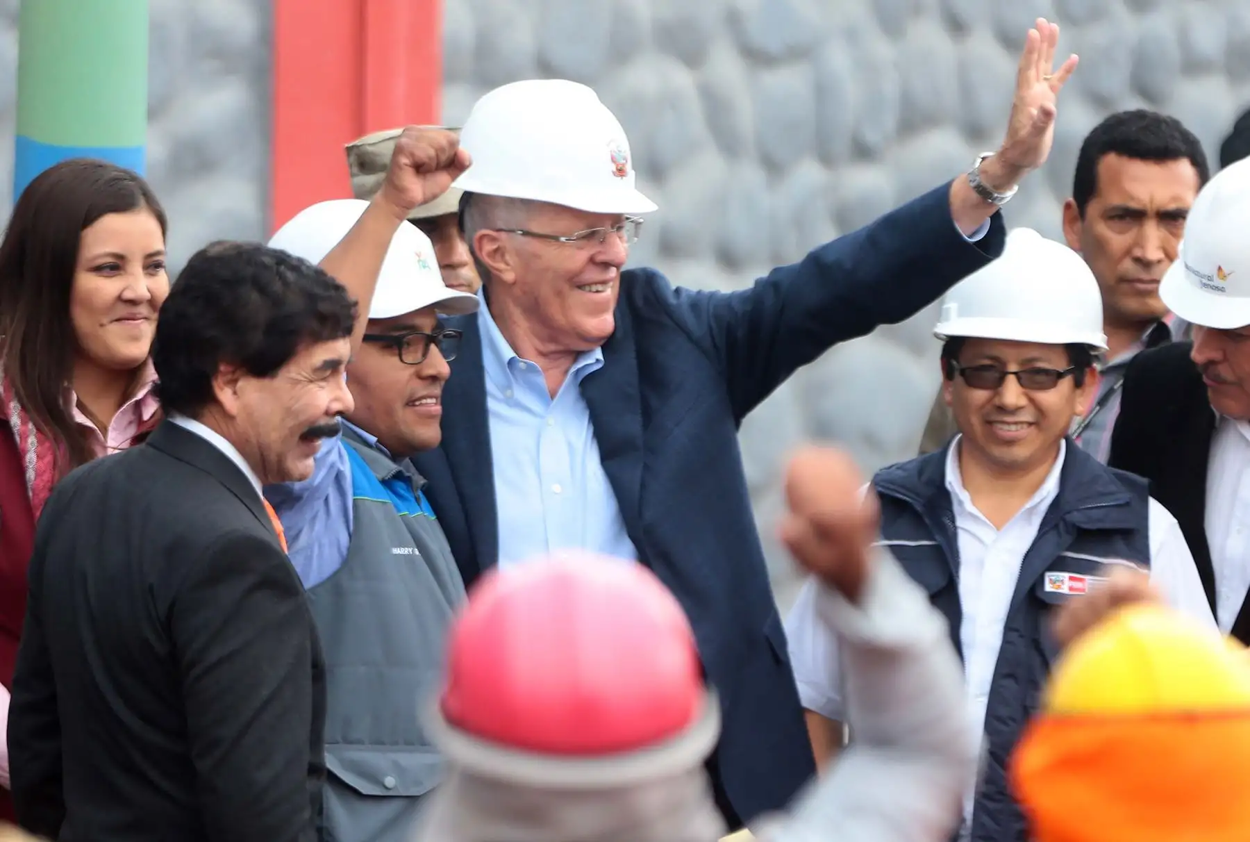 Mandatario supervisa el avance de la ejecución de la tercera etapa del proyecto que dotará de agua potable y alcantarillado al distrito de Yura, que beneficiará a más de 18 mil pobladores de la III etapa de la zona denominada "Ciudad de Dios", quienes esperaron 30 años para contar con dichos servicios. Foto: ANDINA/Carlos Lezama