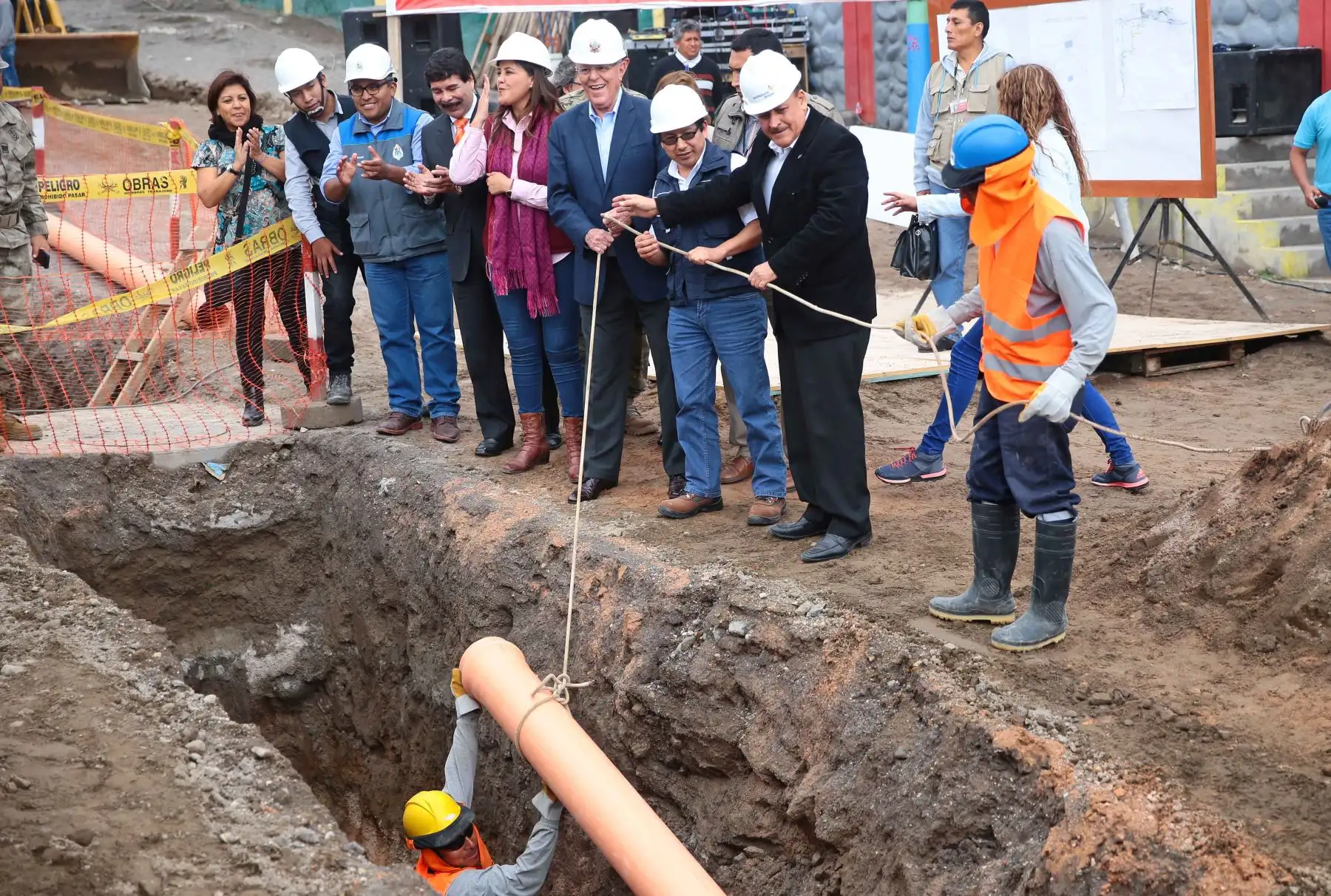 Mandatario supervisa el avance de la ejecución de la tercera etapa del proyecto que dotará de agua potable y alcantarillado al distrito de Yura, que beneficiará a más de 18 mil pobladores de la III etapa de la zona denominada "Ciudad de Dios", quienes esperaron 30 años para contar con dichos servicios. Foto: ANDINA/Carlos Lezama