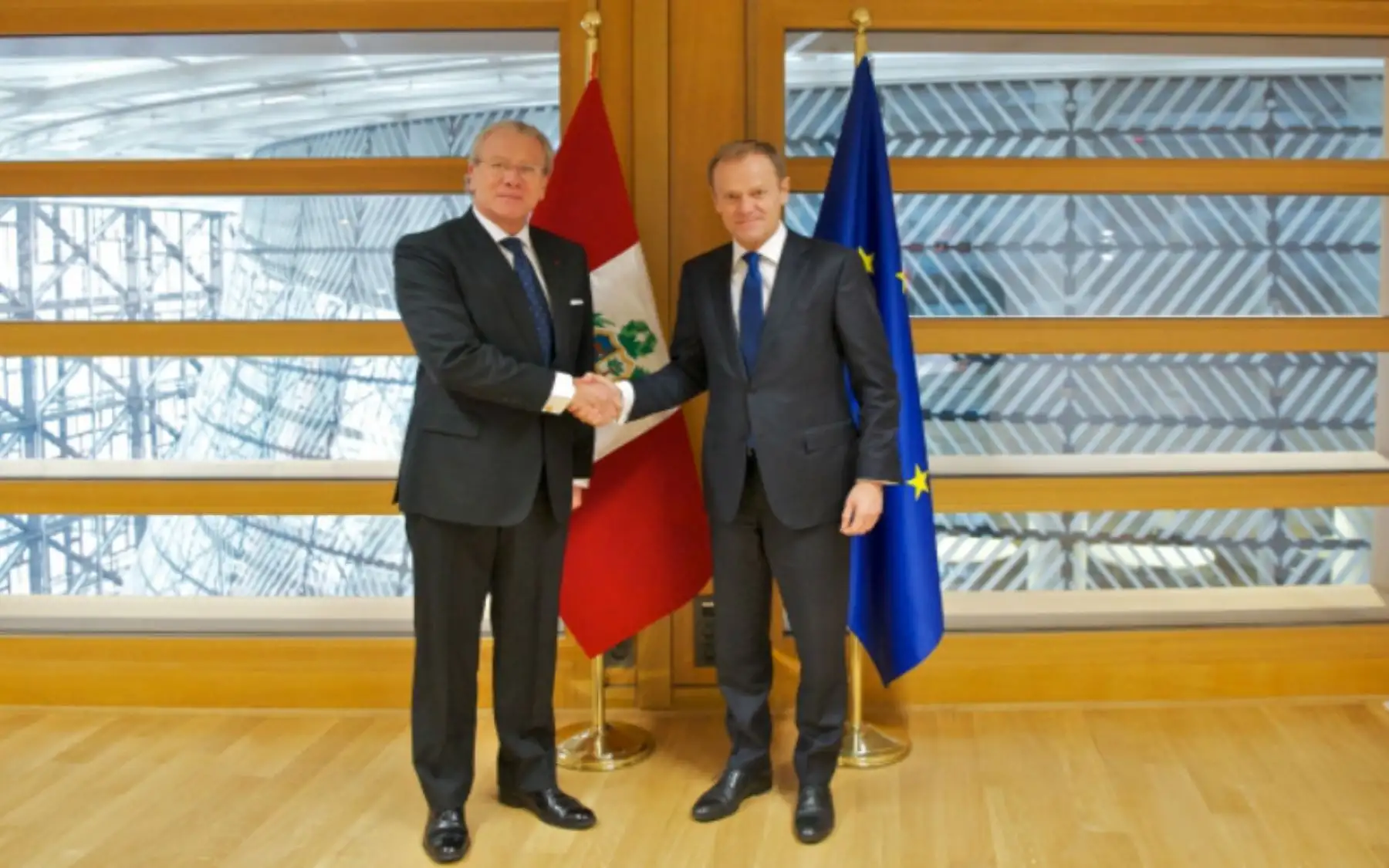 El representante peruano Gonzalo Gutiérrez presenta cartas credenciales ante el presidente del Consejo Europeo, Donald Tusk. Difusión