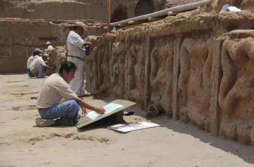 Un importante hallazgo de una plaza ceremonial asociada una plataforma funeraria que forma parte de lo que ellos llaman moche cuatro, y que data aproximadamente del año 650 después de Cristo, revelaron arqueólogos del Proyecto Huacas del Sol y la Luna, ubicadas en el distrito trujillano de Moche, en la región La Libertad.