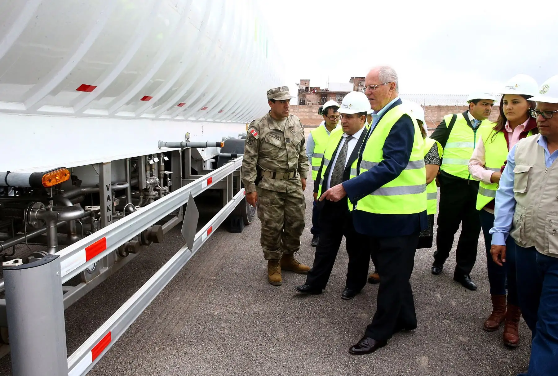 AREQUIPA, PERÚ - ENERO 26. Jefe de estado Pedro Pablo Kuczynski supervisa obras en la planta de gas natural de la empresa Fenosa, que viene efectuando los trabajos para la masificación del gas natural en las regiones del sur del país.
Foto: ANDINA/Prensa Presidencia