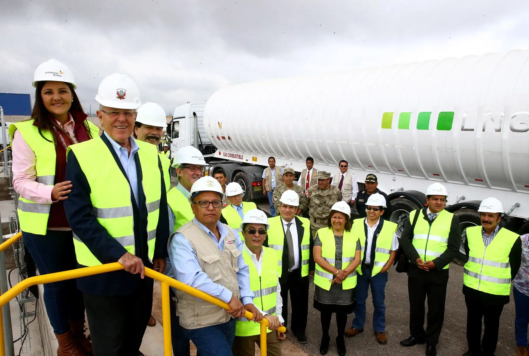 AREQUIPA, PERÚ - ENERO 26. Jefe de estado Pedro Pablo Kuczynski supervisa obras en la planta de gas natural de la empresa Fenosa, que viene efectuando los trabajos para la masificación del gas natural en las regiones del sur del país.
Foto: ANDINA/Prensa Presidencia