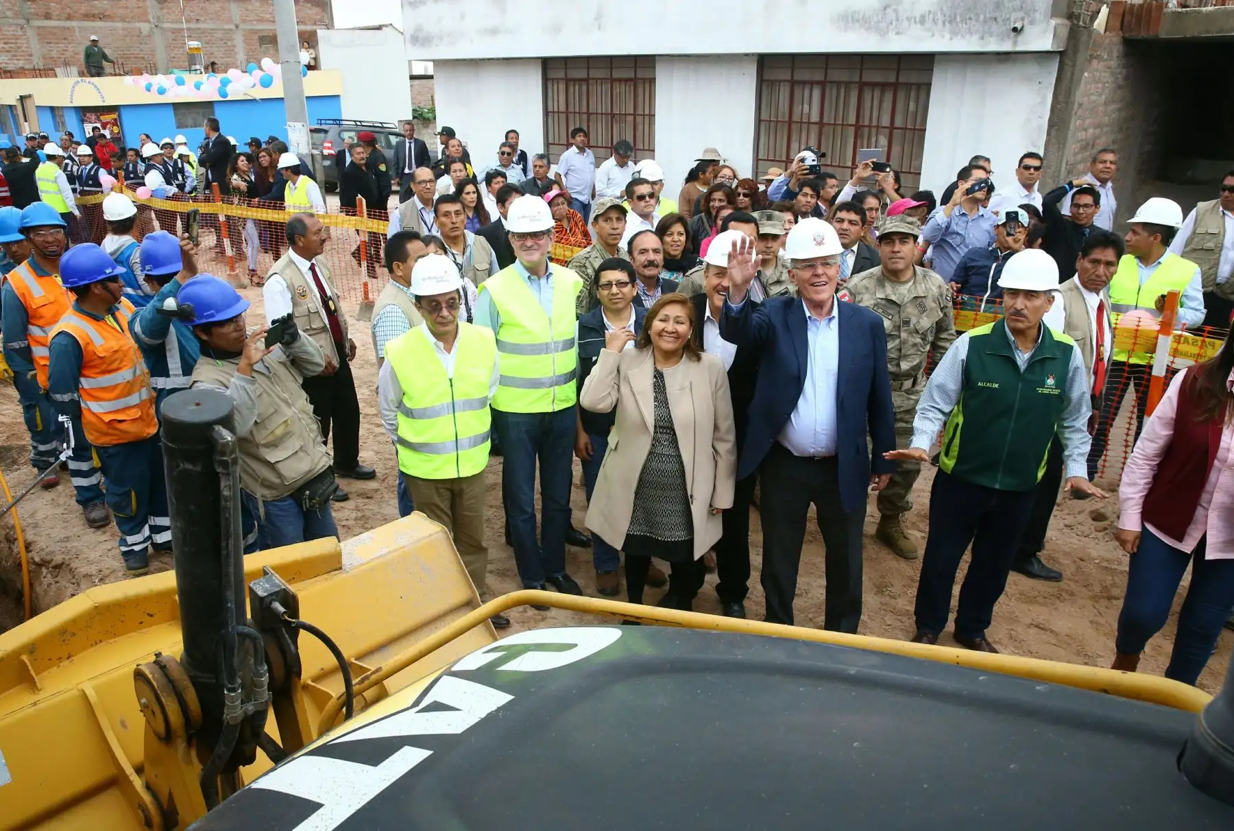 AREQUIPA, PERÚ - ENERO 26.Mandatario supervisa el avance de la ejecución de la tercera etapa del proyecto que dotará de agua potable y alcantarillado al distrito de Yura, que beneficiará a más de 18 mil pobladores de la III etapa de la zona denominada "Ciudad de Dios", quienes esperaron 30 años para contar con dichos servicios.. Foto: ANDINA/Prensa Presidencia