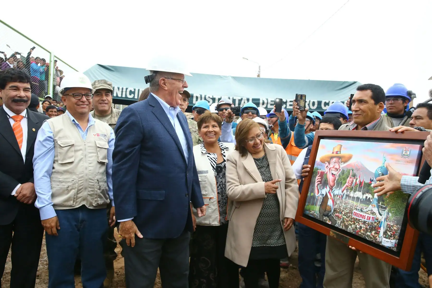 AREQUIPA, PERÚ - ENERO 26.Mandatario supervisa el avance de la ejecución de la tercera etapa del proyecto que dotará de agua potable y alcantarillado al distrito de Yura, que beneficiará a más de 18 mil pobladores de la III etapa de la zona denominada "Ciudad de Dios", quienes esperaron 30 años para contar con dichos servicios.. Foto: ANDINA/Prensa Presidencia