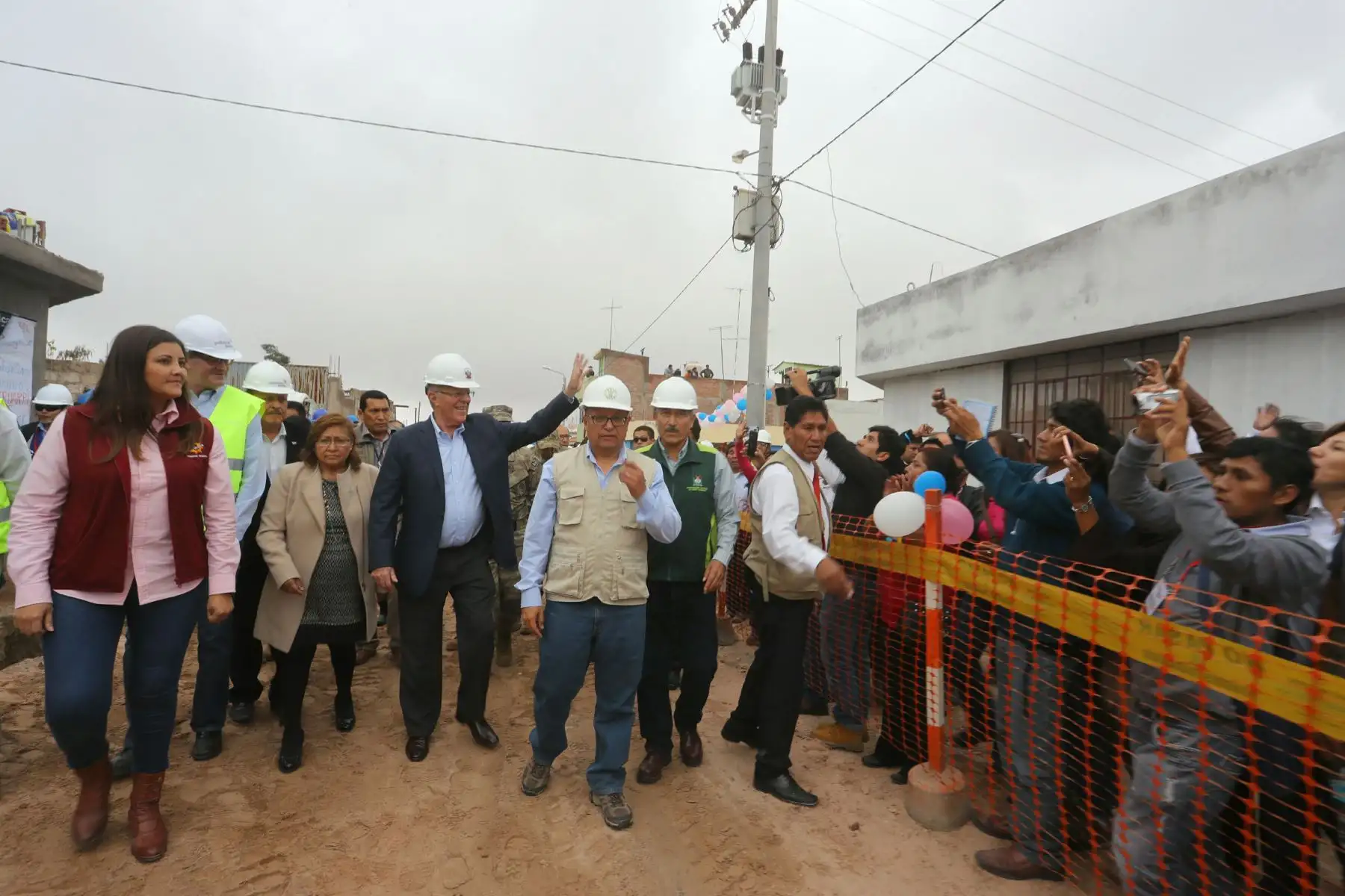 AREQUIPA, PERÚ - ENERO 26.Mandatario supervisa el avance de la ejecución de la tercera etapa del proyecto que dotará de agua potable y alcantarillado al distrito de Yura, que beneficiará a más de 18 mil pobladores de la III etapa de la zona denominada "Ciudad de Dios", quienes esperaron 30 años para contar con dichos servicios.. Foto: ANDINA/Prensa Presidencia