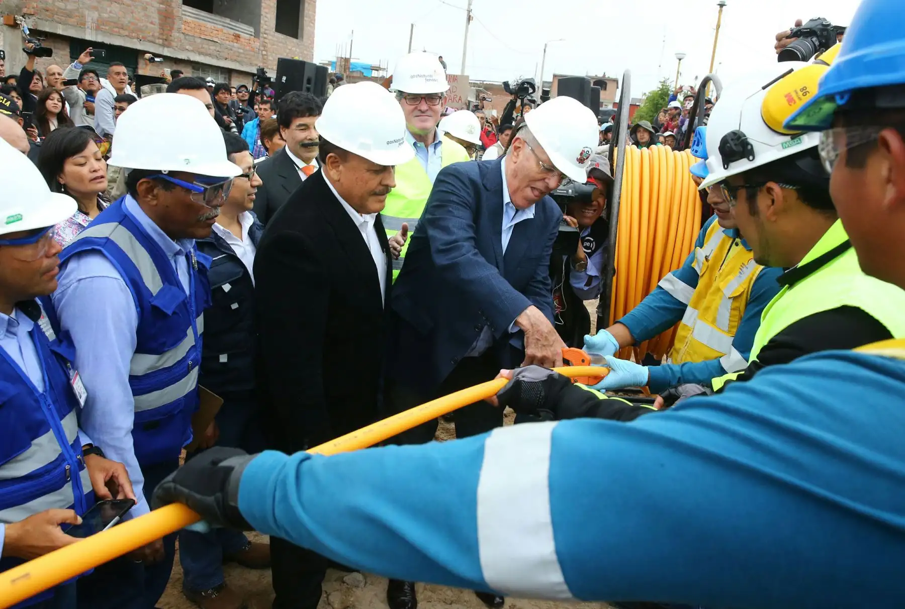 AREQUIPA, PERÚ - ENERO 26.Mandatario supervisa el avance de la ejecución de la tercera etapa del proyecto que dotará de agua potable y alcantarillado al distrito de Yura, que beneficiará a más de 18 mil pobladores de la III etapa de la zona denominada "Ciudad de Dios", quienes esperaron 30 años para contar con dichos servicios.. Foto: ANDINA/Prensa Presidencia