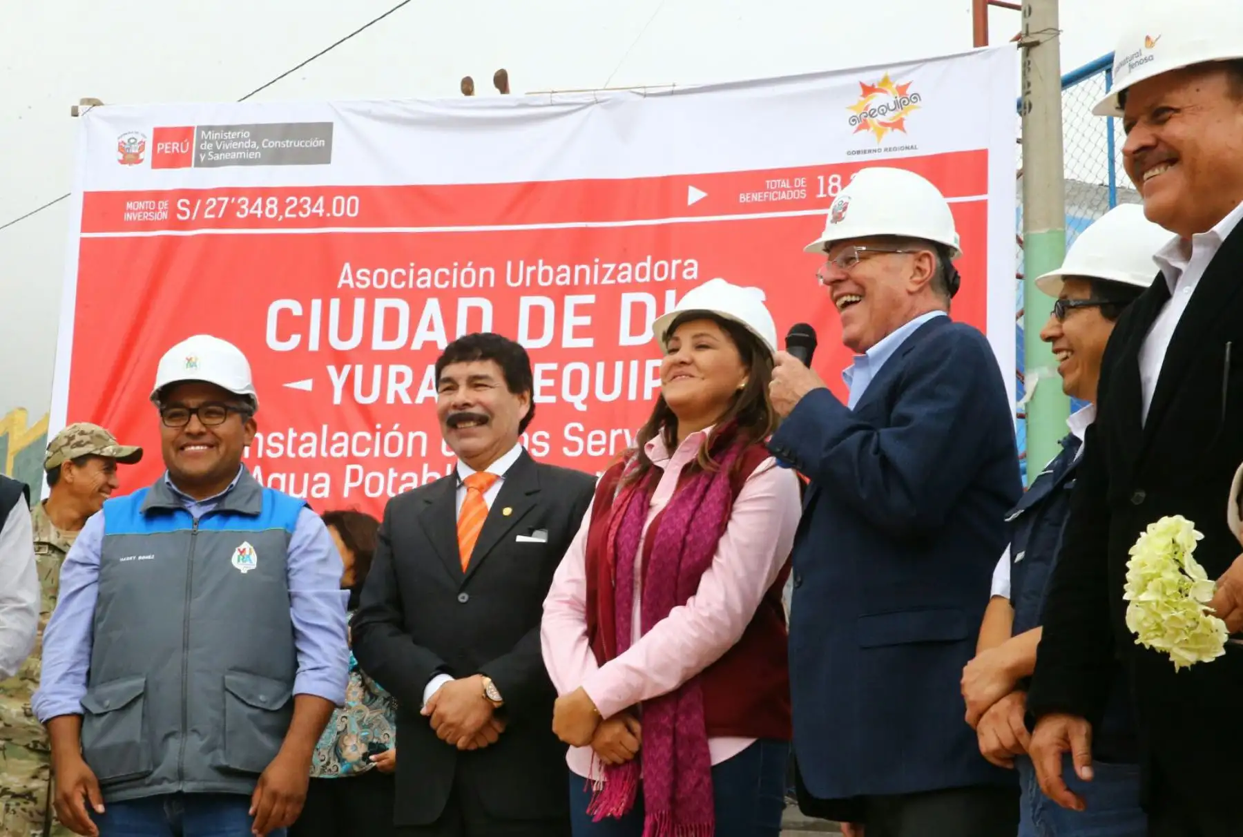 AREQUIPA, PERÚ - ENERO 26.Mandatario supervisa el avance de la ejecución de la tercera etapa del proyecto que dotará de agua potable y alcantarillado al distrito de Yura, que beneficiará a más de 18 mil pobladores de la III etapa de la zona denominada "Ciudad de Dios", quienes esperaron 30 años para contar con dichos servicios.Foto: ANDINA/Prensa Presidencia