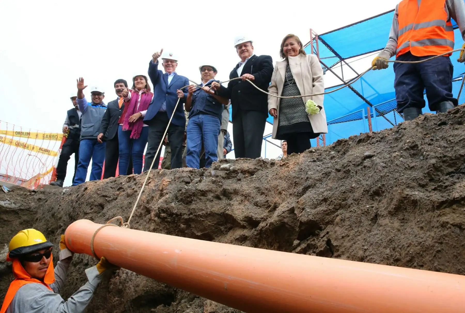 AREQUIPA, PERÚ - ENERO 26.Mandatario supervisa el avance de la ejecución de la tercera etapa del proyecto que dotará de agua potable y alcantarillado al distrito de Yura, que beneficiará a más de 18 mil pobladores de la III etapa de la zona denominada "Ciudad de Dios", quienes esperaron 30 años para contar con dichos servicios.Foto: ANDINA/Prensa Presidencia