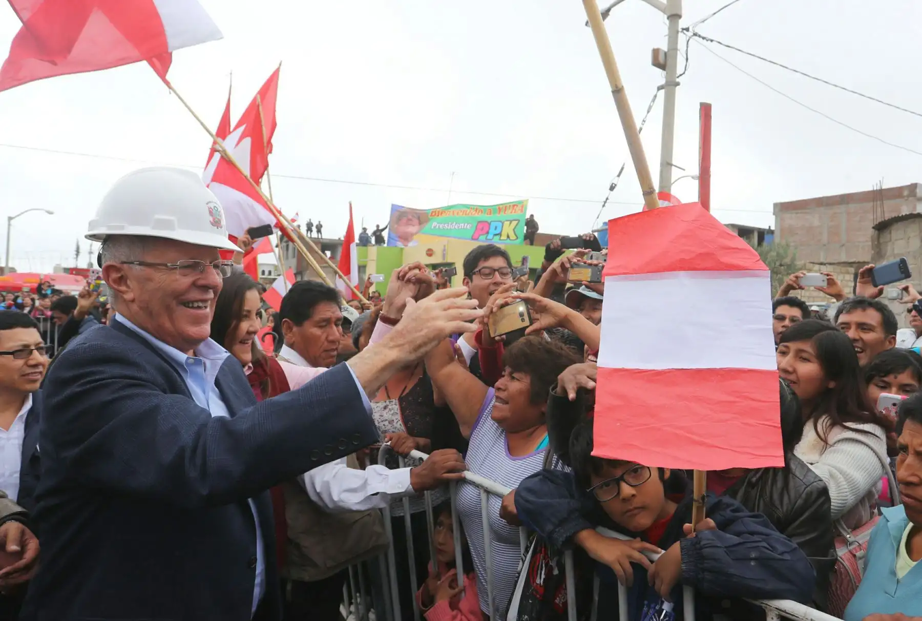 AREQUIPA, PERÚ - ENERO 26.Mandatario supervisa el avance de la ejecución de la tercera etapa del proyecto que dotará de agua potable y alcantarillado al distrito de Yura, que beneficiará a más de 18 mil pobladores de la III etapa de la zona denominada "Ciudad de Dios", quienes esperaron 30 años para contar con dichos servicios.Foto: ANDINA/Prensa Presidencia