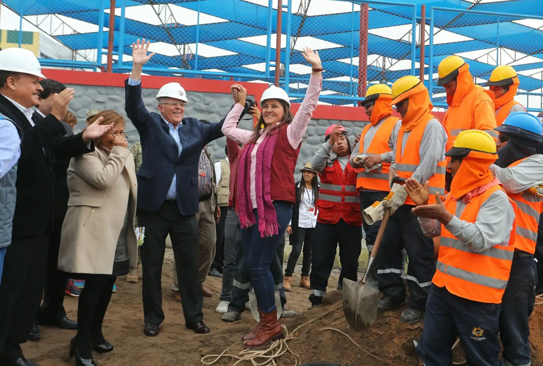 AREQUIPA, PERÚ - ENERO 26.Mandatario supervisa el avance de la ejecución de la tercera etapa del proyecto que dotará de agua potable y alcantarillado al distrito de Yura, que beneficiará a más de 18 mil pobladores de la III etapa de la zona denominada "Ciudad de Dios", quienes esperaron 30 años para contar con dichos servicios.Foto: ANDINA/Prensa Presidencia