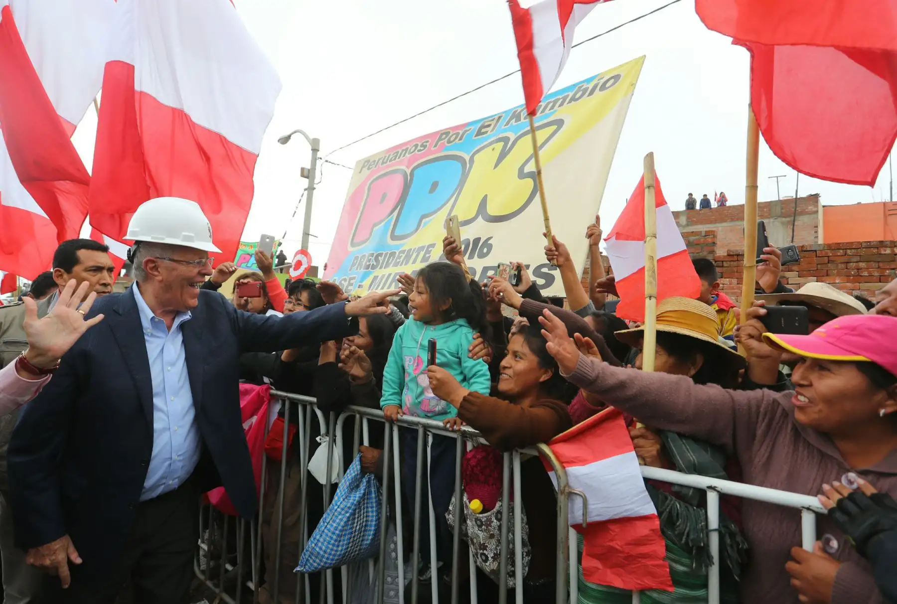 AREQUIPA, PERÚ - ENERO 26.Mandatario supervisa el avance de la ejecución de la tercera etapa del proyecto que dotará de agua potable y alcantarillado al distrito de Yura, que beneficiará a más de 18 mil pobladores de la III etapa de la zona denominada "Ciudad de Dios", quienes esperaron 30 años para contar con dichos servicios.Foto: ANDINA/Prensa Presidencia
