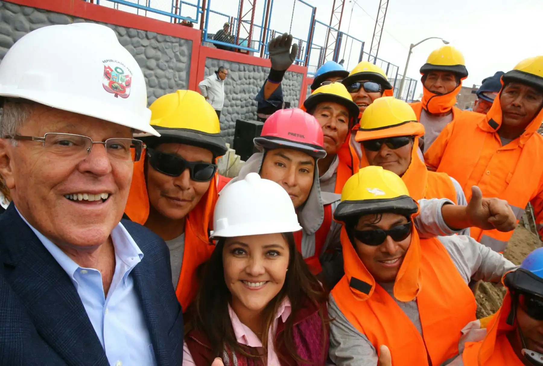 AREQUIPA, PERÚ - ENERO 26.Mandatario supervisa el avance de la ejecución de la tercera etapa del proyecto que dotará de agua potable y alcantarillado al distrito de Yura, que beneficiará a más de 18 mil pobladores de la III etapa de la zona denominada "Ciudad de Dios", quienes esperaron 30 años para contar con dichos servicios.Foto: ANDINA/Prensa Presidencia