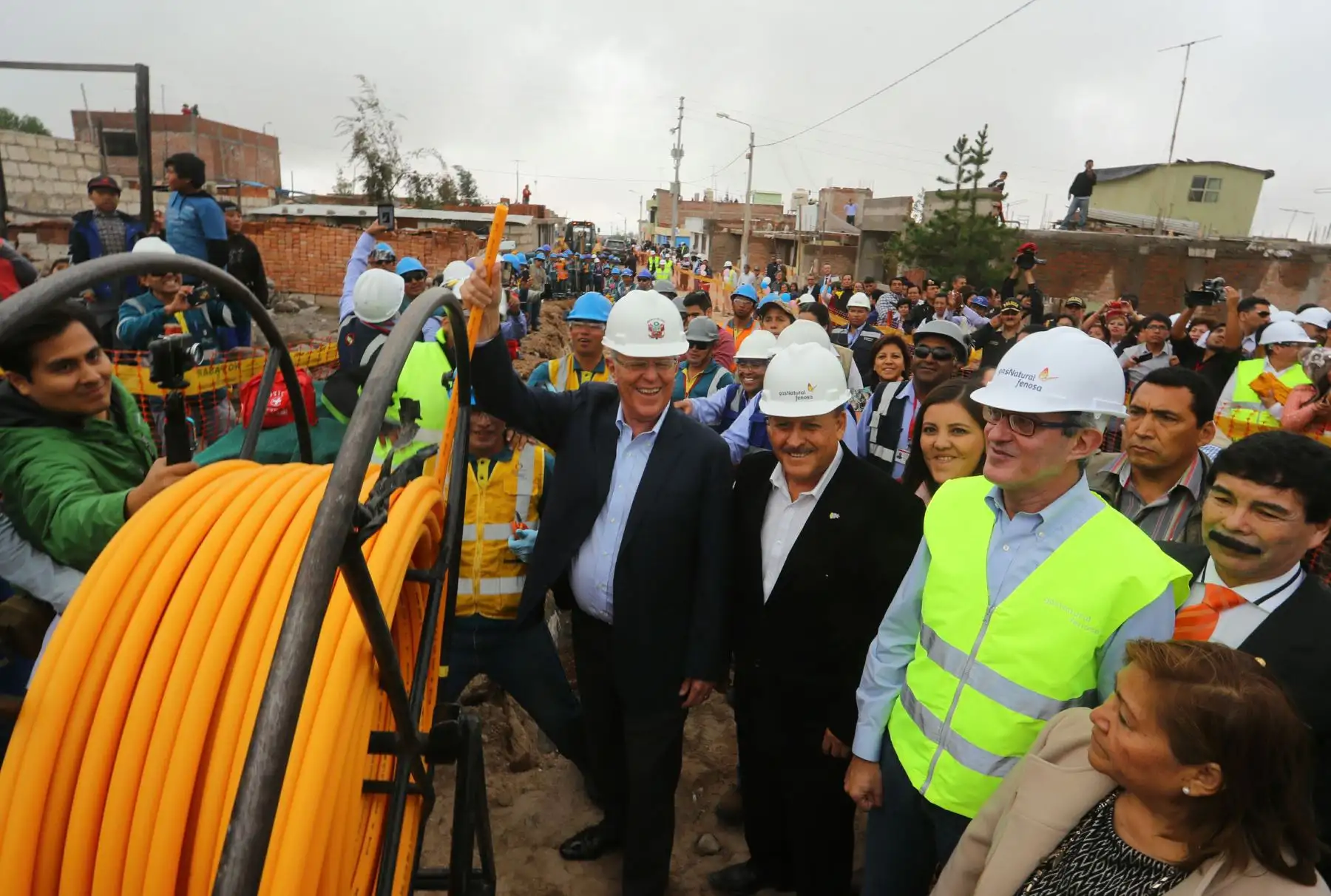 AREQUIPA, PERÚ - ENERO 26.Mandatario supervisa el avance de la ejecución de la tercera etapa del proyecto que dotará de agua potable y alcantarillado al distrito de Yura, que beneficiará a más de 18 mil pobladores de la III etapa de la zona denominada "Ciudad de Dios", quienes esperaron 30 años para contar con dichos servicios.Foto: ANDINA/Prensa Presidencia