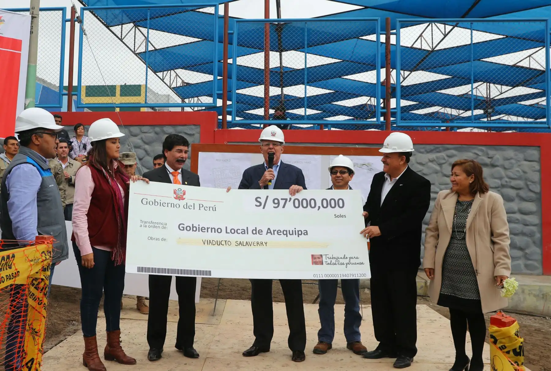AREQUIPA, PERÚ - ENERO 26.Mandatario supervisa el avance de la ejecución de la tercera etapa del proyecto que dotará de agua potable y alcantarillado al distrito de Yura, que beneficiará a más de 18 mil pobladores de la III etapa de la zona denominada "Ciudad de Dios", quienes esperaron 30 años para contar con dichos servicios.Foto: ANDINA/Prensa Presidencia