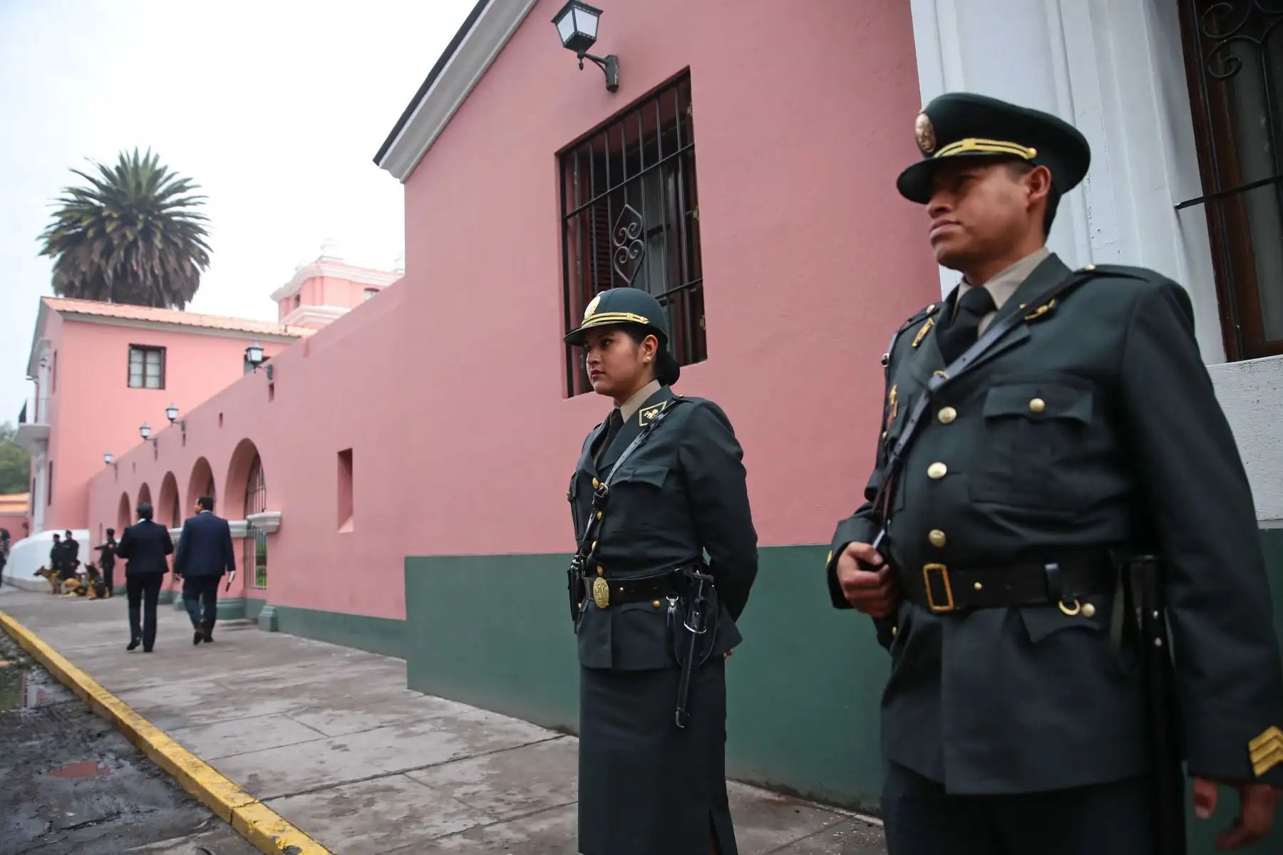 Medidas de seguridad en los exteriores del Hotel El Libertador de Arequipa, donde se realizara el III Gabinete Binacional Perú-Colombia. Foto: ANDINA/Carlos Lezama