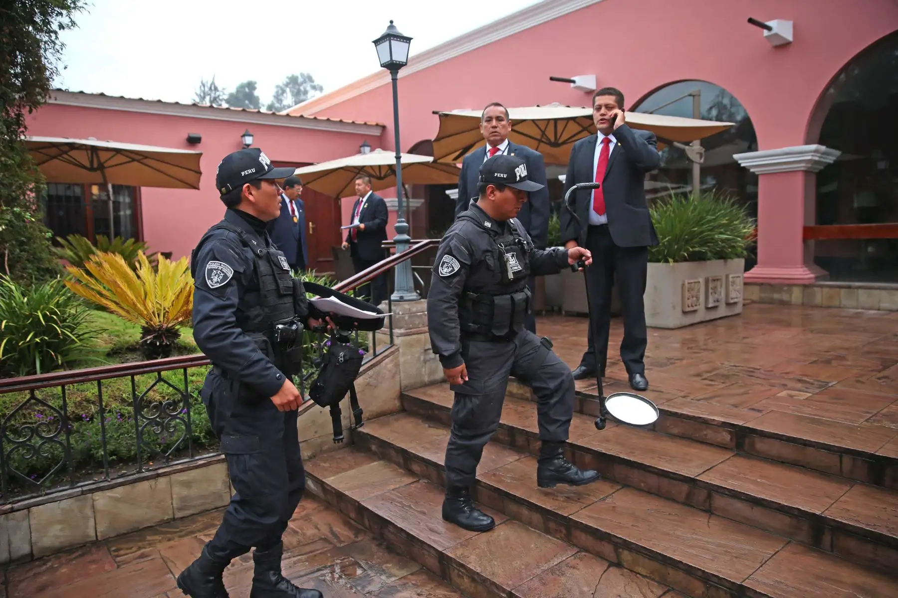 Medidas de seguridad en los exteriores del Hotel El Libertador de Arequipa, donde se realizara el III Gabinete Binacional Perú-Colombia. Foto: ANDINA/Carlos Lezama