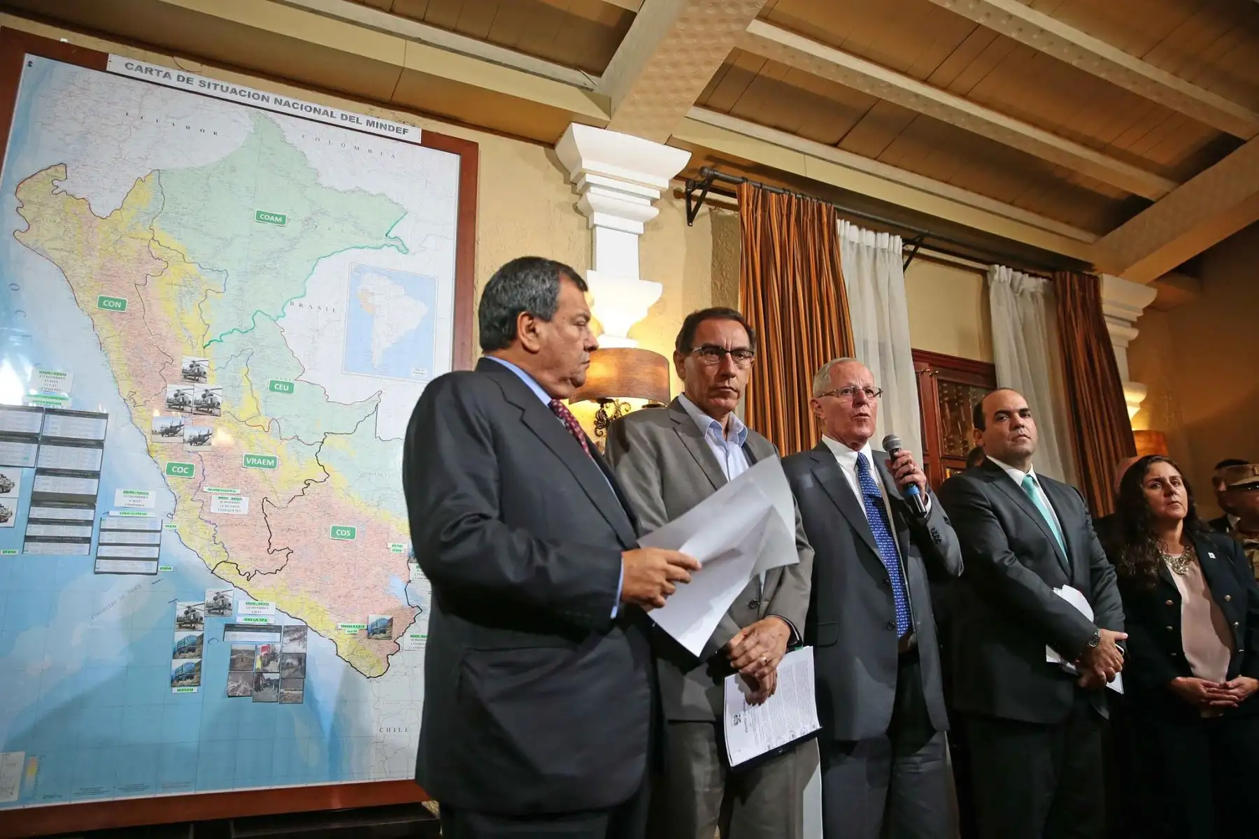 AREQUIPA-PERU ENERO 27.  Jefe del Estado, Pedro Pablo Kuczynski, informó que diversos ministros de Estado se trasladarán a las localidades afectadas por los huaicos y desbordes registrados en el país.Foto: ANDINA/Carlos Lezama