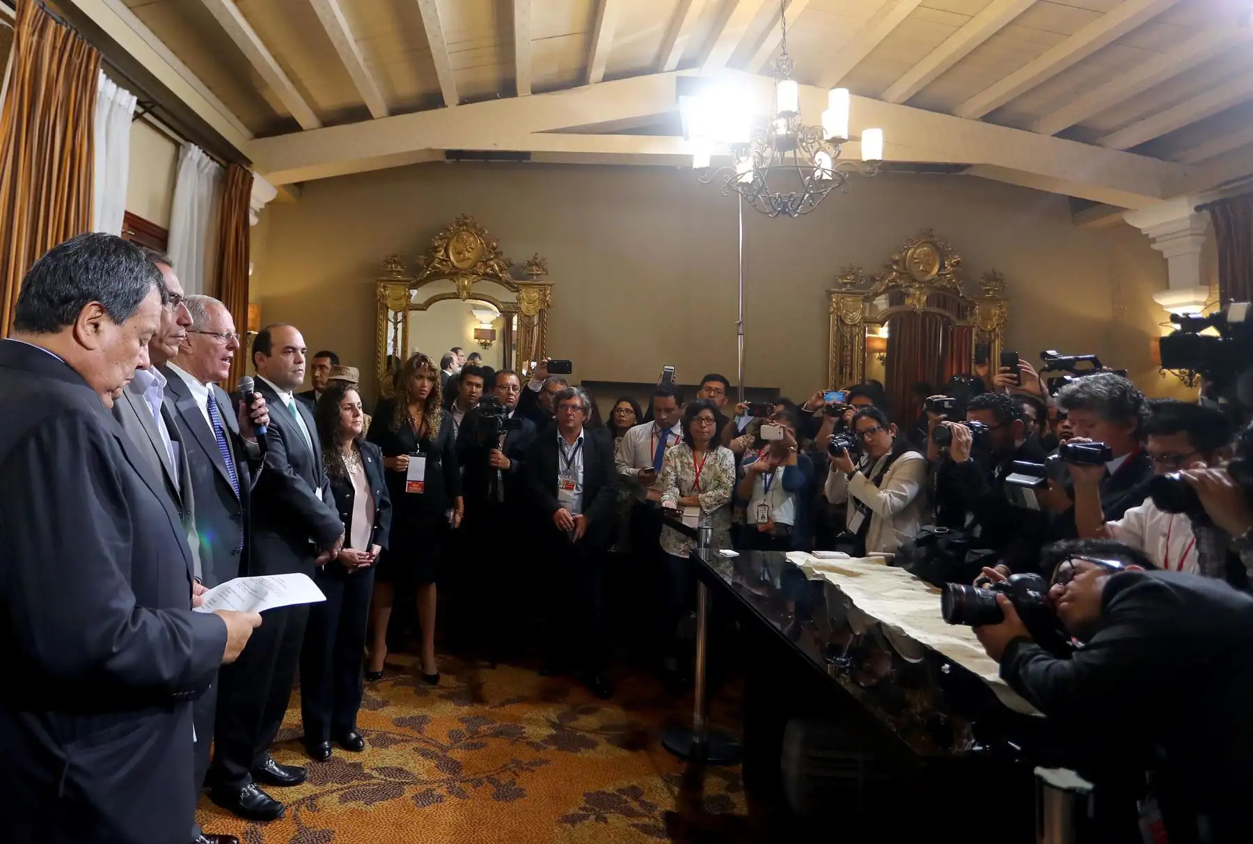 LIMA,PERU-ENERO 27.  Presidente Pedro Pablo Kuczynski en Pronunciamiento sobre emergencia y acciones que se vienen adoptando ante la caída de huaicos a nivel nacional . Foto: ANDINA/Jhony Laurente