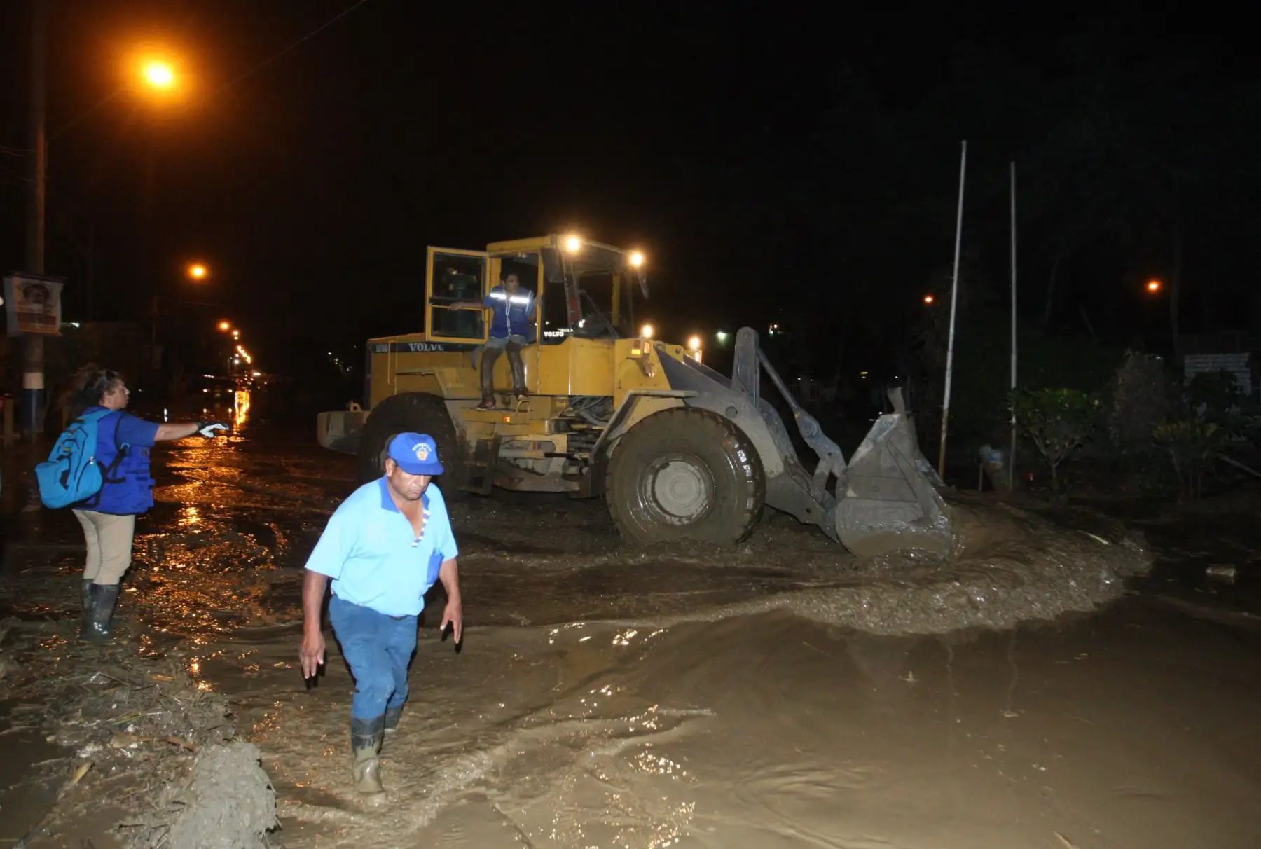 LIMA,PERÚ-ENERO 31.El caudal del río Huaycoloro se desbordó esta tarde y afectó las principales vías del distrito limeño de San Juan de Lurigancho.Foto: ANDINA/Jhony Laurente