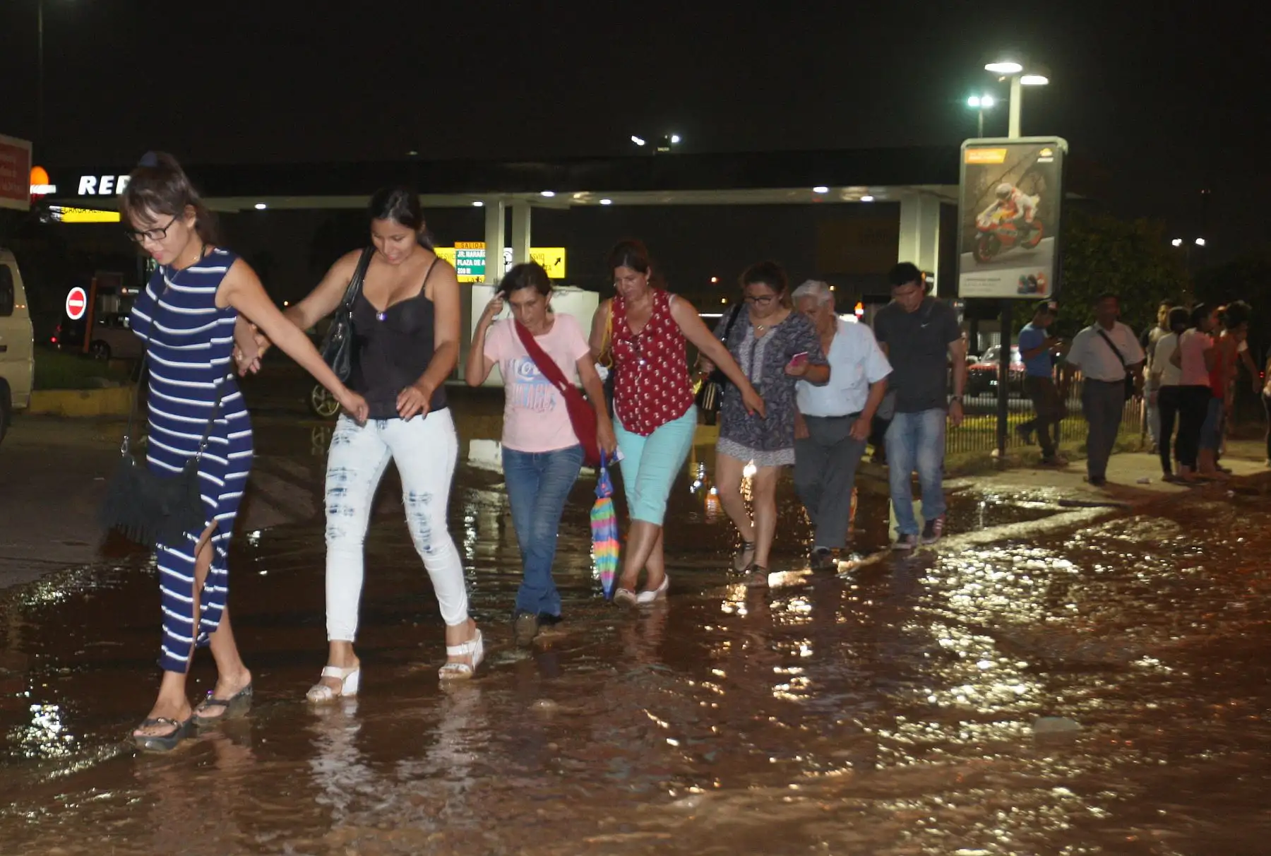 LIMA,PERÚ-ENERO 31.El caudal del río Huaycoloro se desbordó esta tarde y afectó las principales vías del distrito limeño de San Juan de Lurigancho.Foto: ANDINA/Jhony Laurente