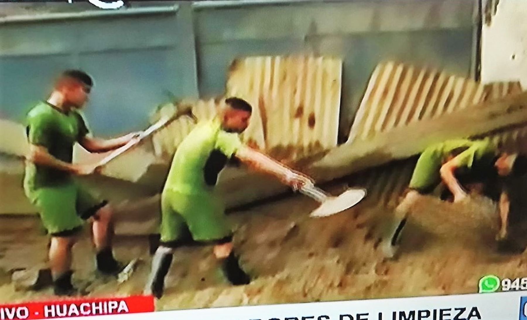 Efectivos del Ejército apoyan con labores de limpieza de viviendas en Huachipa. Foto: ANDINA.