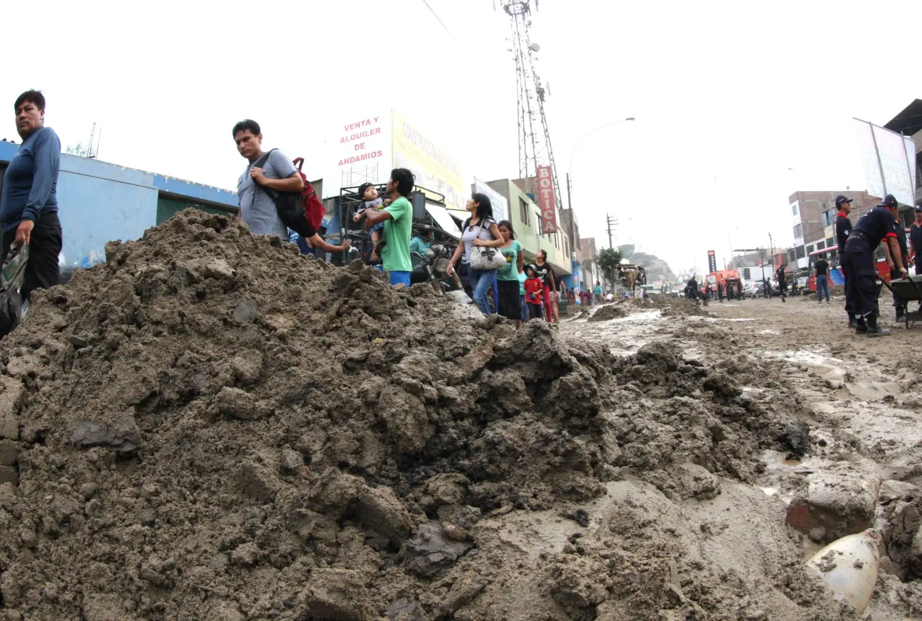 LIMA,PERÚ- FEBRERO 01.Calles y avenidas de San Juan de Lurigancho lucen con barro. Foto: ANDINA/Jhony Laurente