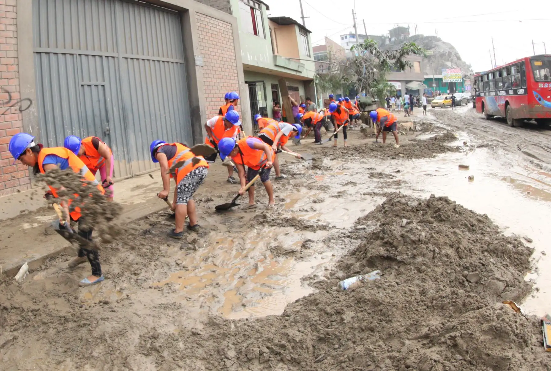 LIMA,PERÚ- FEBRERO 01.Calles y avenidas de San Juan de Lurigancho lucen con barro. Foto: ANDINA/Jhony Laurente