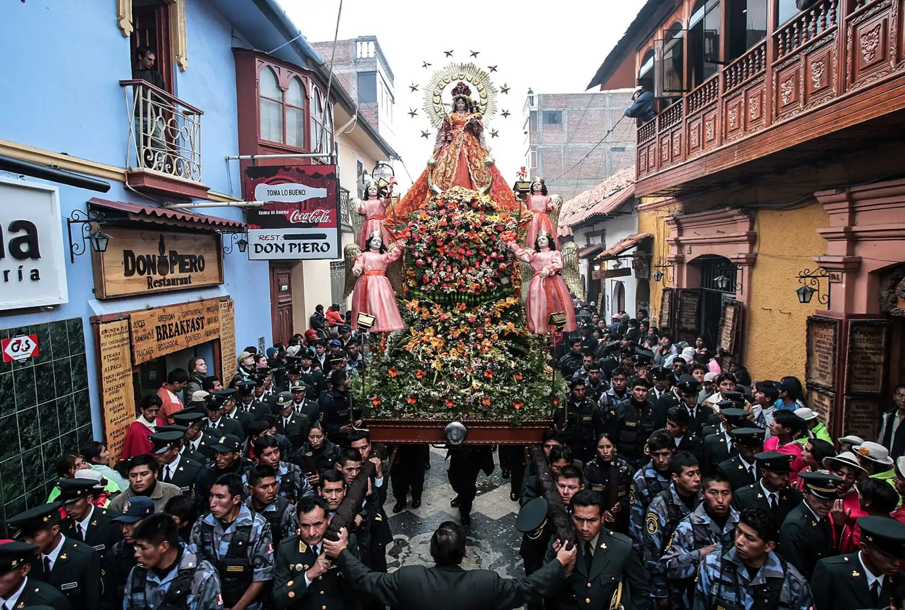 El director de la Décima Macro Región Policial Puno-Madre de Dios, general PNP César Augusto Benites Legoas, informó que un total de 2,984 policías garantizarán la seguridad pública durante el desarrollo de la festividad de la Virgen de la Candelaria. ANDINA/Carlos Lezama